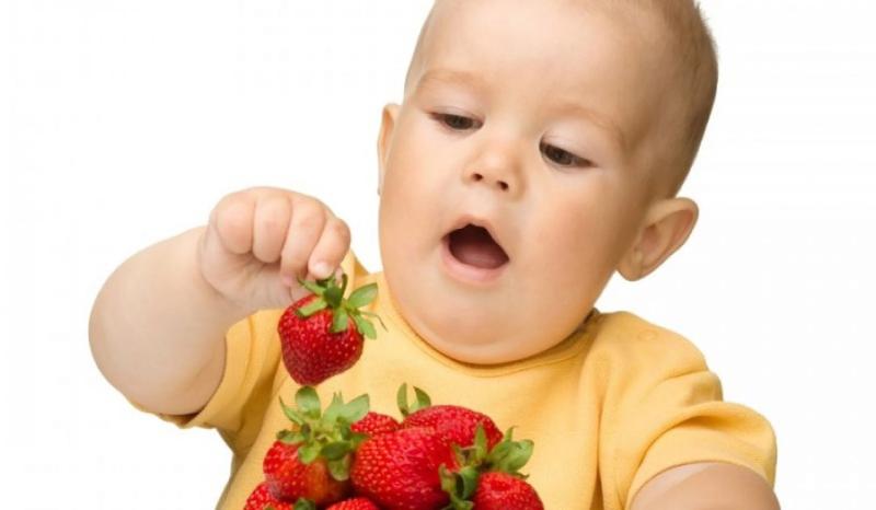 وفاة طفل بسبب قطعة فراولة