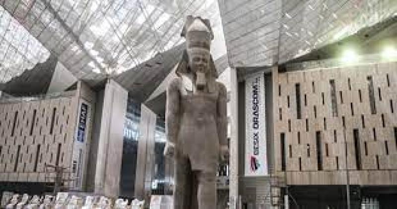 الشمس تتعامد على وجه تمثال رمسيس الثاني بالمتحف المصري الكبير غدا
