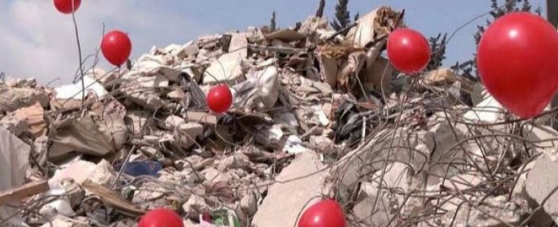 ظهور بالونات حمراء على أنقاض الزلزال- المصدر: سوشيال ميديا