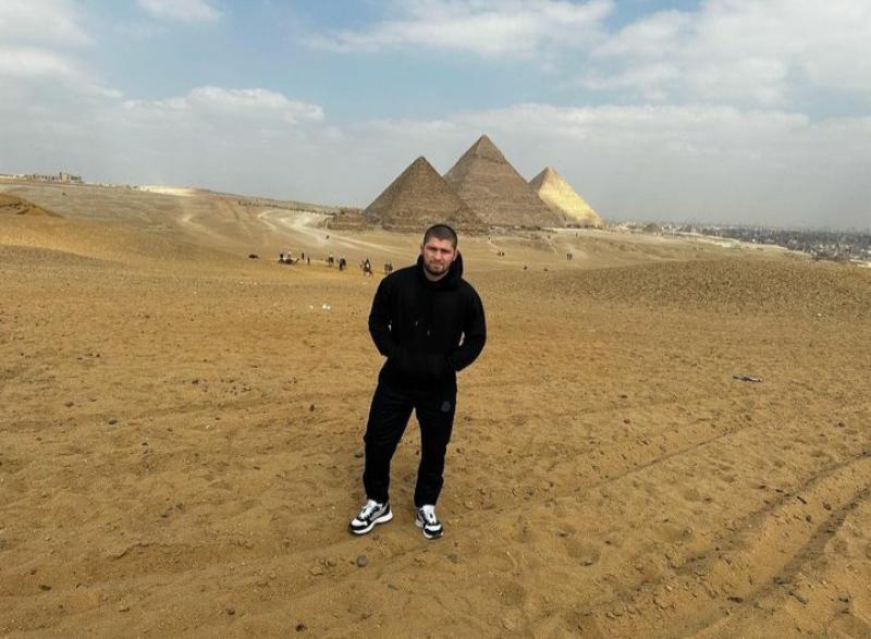 الملاكم الروسي حبيب نور محمدوف يزور المعالم السياحية بمصر.. والآثار لـ «الطريق»: يساهم في تنشيط السياحة الروسية