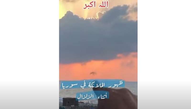 صورة من الفيديو المنتشر بشأن ادعاء ظهور الملائكة في سوريا (مواقع التواصل)