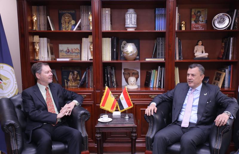 وزير السياحة يبحث مع سفير إسبانيا في القاهرة كيفية تعزيز التعاون السياحي بين البلدين