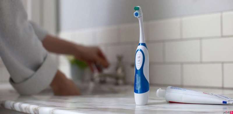 من أجل التوفير.. طبيبة تنصح العائلة باستخدام فرشاة أسنان واحدة