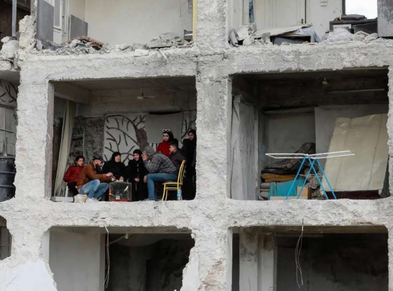 عائلة سورية تشرب الشاي بعد انهيار المبنى بهذه الطريقة