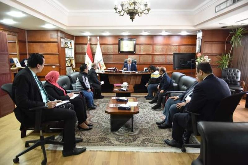 وزير القوى العاملة يجتمع مع جمعية الأقزام المصرية 