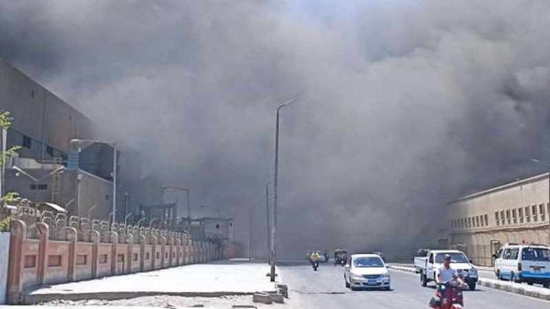 بسبب تسرب الغاز.. حريق في مصنع بويات بسوهاج