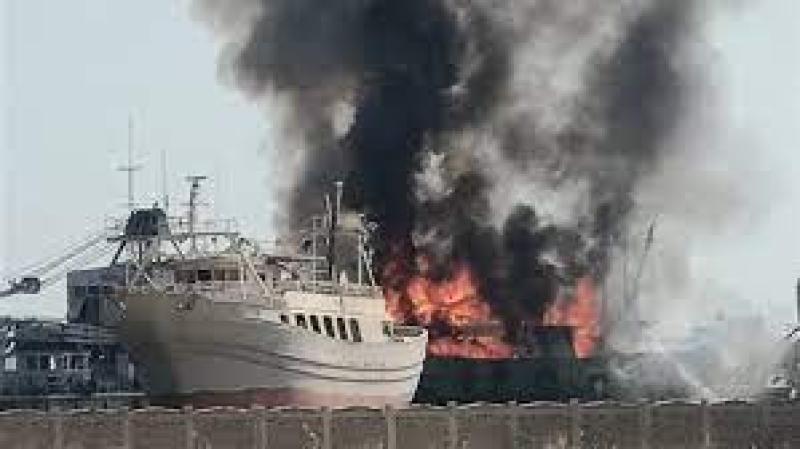 حريق يلتهم مراكب وسفن بميناء الأتكة في السويس ورفع حالة الطوارىء