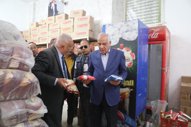 محافظ الجيزة يطمئن المواطنين بتوافر السلع الغذائية: التخفيضات تصل لـ40% مع دخول شهر رمضان