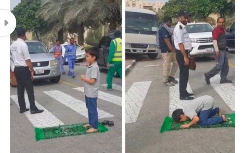طفل يصلي وسط الشارع ويعيق حركة المرور 