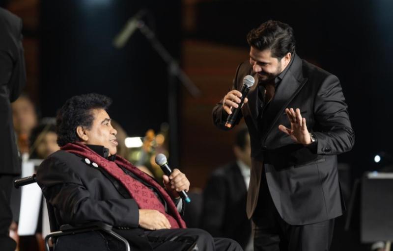 مصطفى حجاج يغني ”زحمة” مع أحمد عدوية في حفل تكريم هاني شنودة