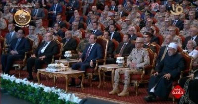 الرئيس السيسي يشاهد عرضا فنيا بعنوان ”مثلث القيادة” عن تضحيات الشهداء