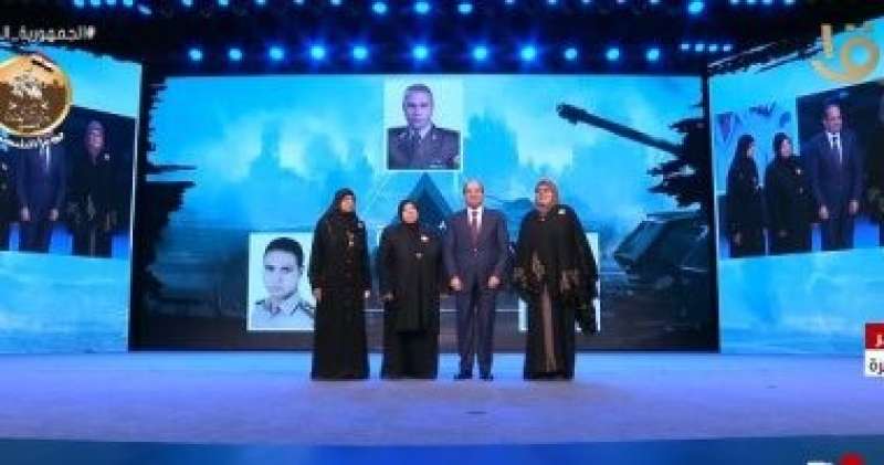 الرئيس السيسي يلتقط صورة تذكارية مع أمهات شهداء ”مثلث القيادة”
