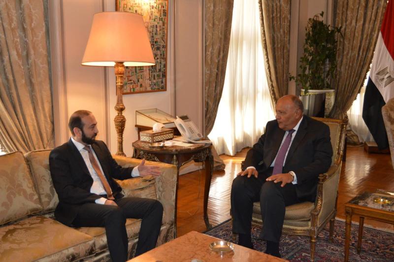 وزير الخارجية يعقد جلسة مباحثات مع نظيره الأرميني