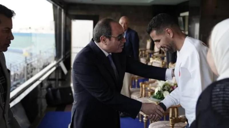 الرئيس السيسي يصافح علي أبوجريشة في حضور وزير الشباب والرياضة
