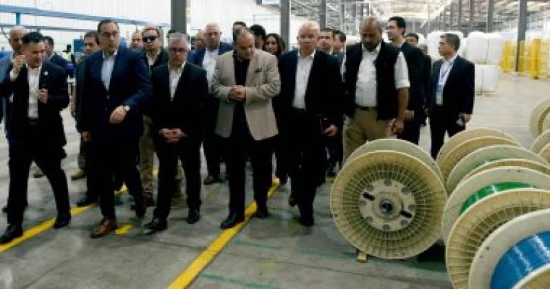 رئيس الوزراء يتفقد مصنع «هنج تونج أوبتيك إليكتريك مصر» بقناة السويس