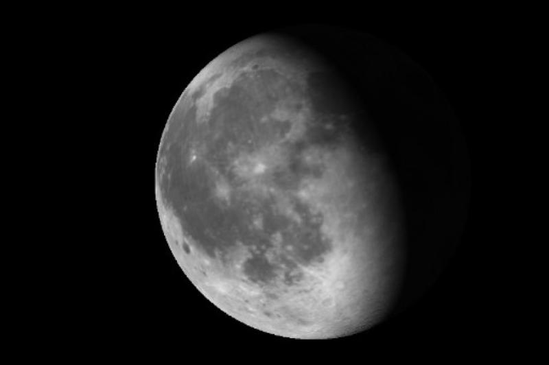 القمر يقترن مع لؤلؤة المجموعة الشمسية اليوم
