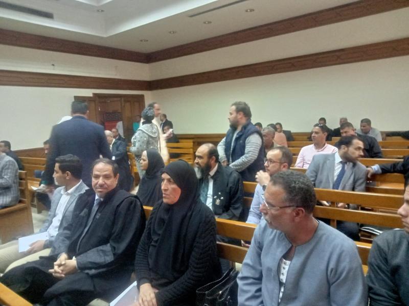 والدة «صيدلي حلوان» تصل جنايات القاهرة لحضور محاكمة زوجته و6 آخرين