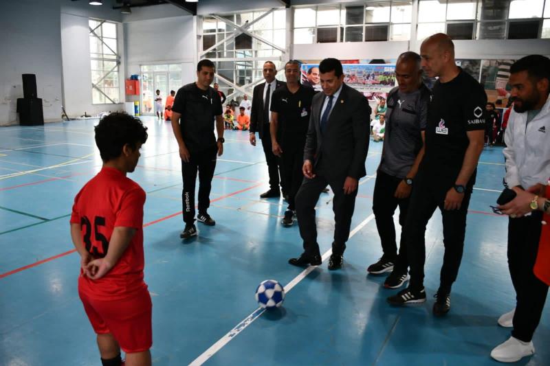 وزير الشباب يفتتح أول دوري كرة قدم لقصار القامة