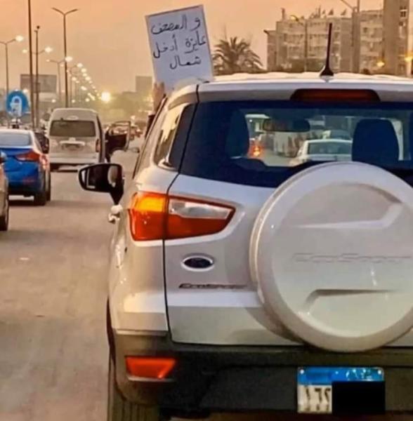 «والمصحف عايزة ادخل شمال».. لافتة على سيارة سيدة تثير الجدل على مواقع التواصل