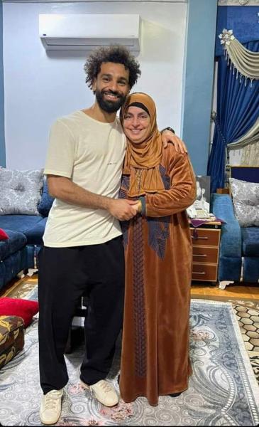 في عيد «ست الحبايب».. محمد صلاح ينشر صورًا له مع والديه