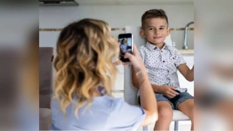 دولة تخطط لمنع الآباء من مشاركة صور أطفالهم عبر مواقع التواصل الاجتماعي