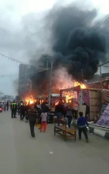 حريق ضخم  داخل شادر لبيع الفوانيس وهدايا شهر رمضان بالمنصورة.. صور