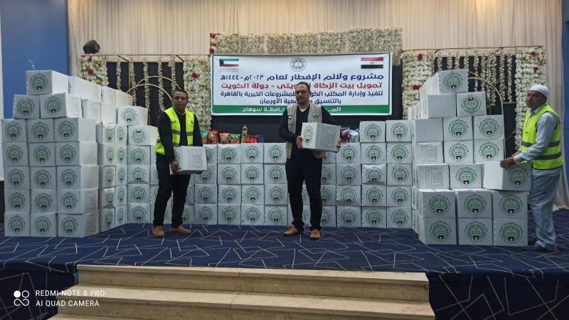 ”كتف فى كتف”.. توزيع 300 كرتونة رمضان على المواطنين في المراغة بسوهاج