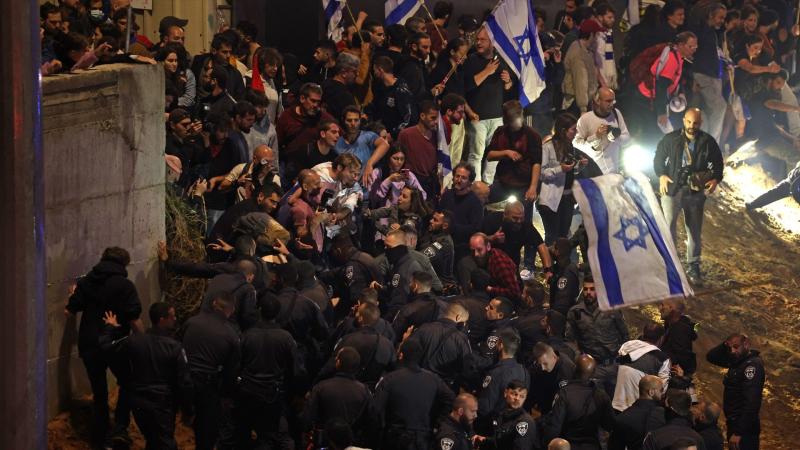 المحتجون في إسرائيل: سنبقى بالشوارع.. والبيت الأبيض يعلق