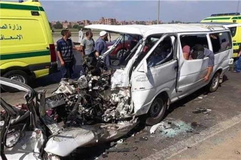 4 مصابين على الطريق في حادث تصادم سيارتين بسوهاج