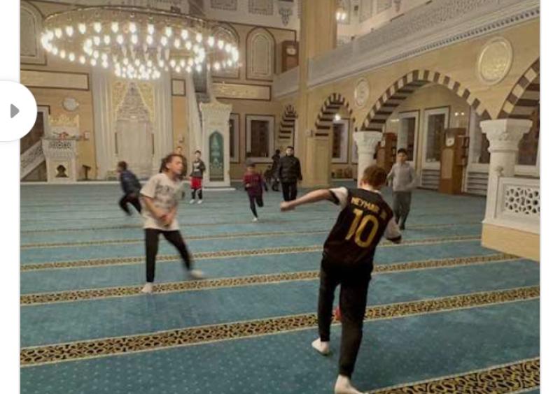 أطفال يلعبون كرة القدم في مسجد بتركيا 