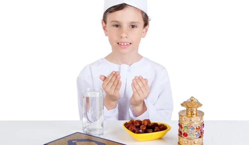 كيف تعود طفلك على الصيام في رمضان؟.. فيديو