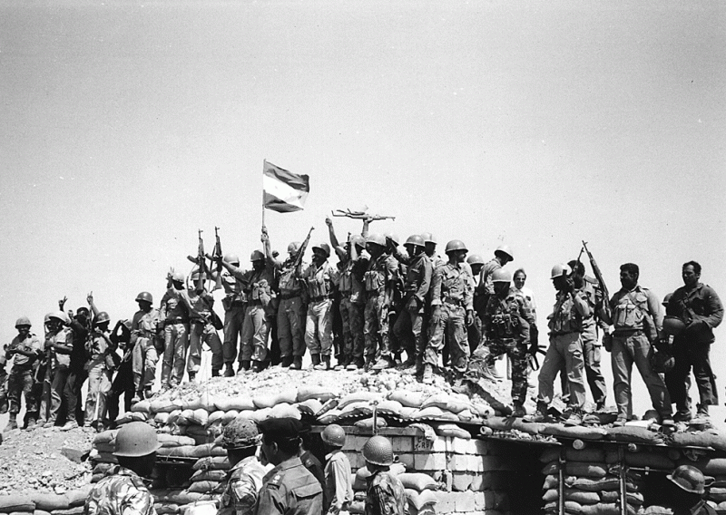 القوات المسلحة ترفع علم مصر على الضفة الشرقية للقناة (ياندكس)