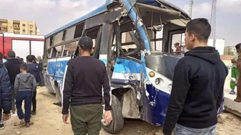 إصابة 11 شخصا في حادث تصادم أتوبيس بسيارة نقل على طريق «اسبيكو بالسلام»