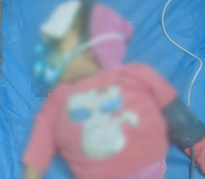 طفلة تصارع الموت داخل غرفة الرعاية بسبب رعونة شاب في عين شمس