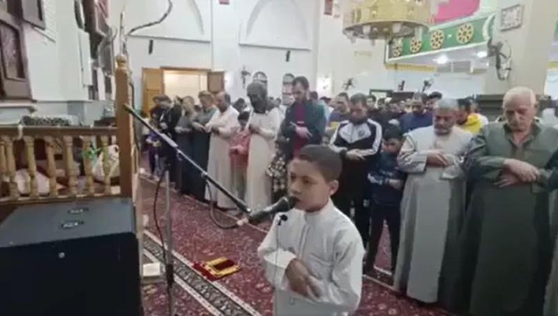 طفل إماما للمصلين بصلاة التراويح