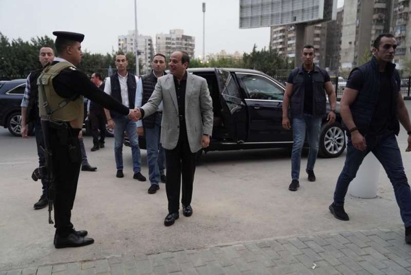 الرئيس السيسي يُحيي أهالي العمارات المجاورة لقسم شرطة مدينة نصر