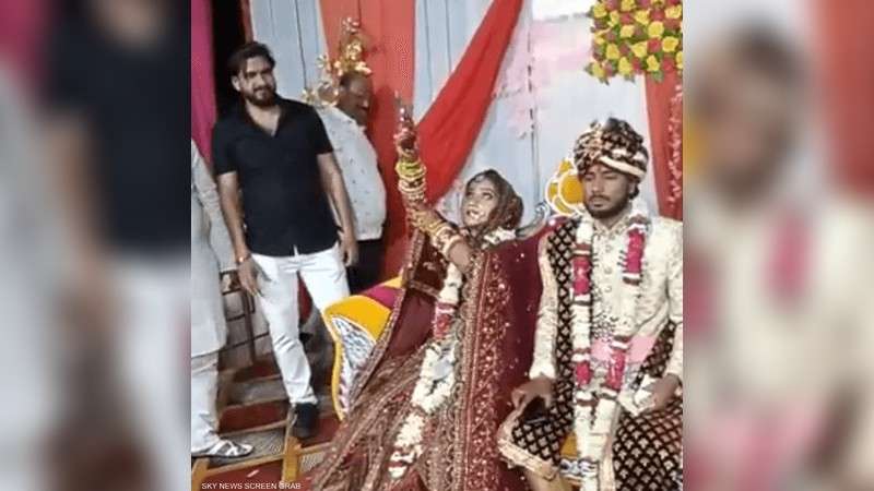 عروس تطلق النيران وتهرب عقب زفافها لسبب غريب في الهند