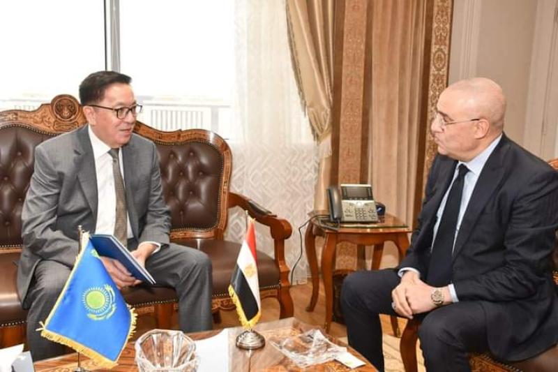 وزير الإسكان يستعرض مع سفير كازاخستان التجربة العمرانية في مصر