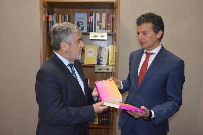 «سفير تشيلي» يهدي مكتبة أدباء نوبل بمتحف نجيب محفوظ أعمال التشيلية «جابرييلا ميسترال»