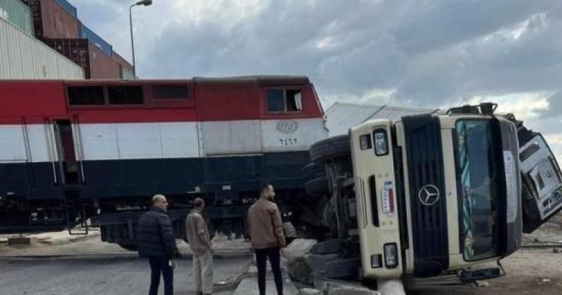 مصرع شاب في حادث تصادم قطار مع سيارة نقل بدمياط