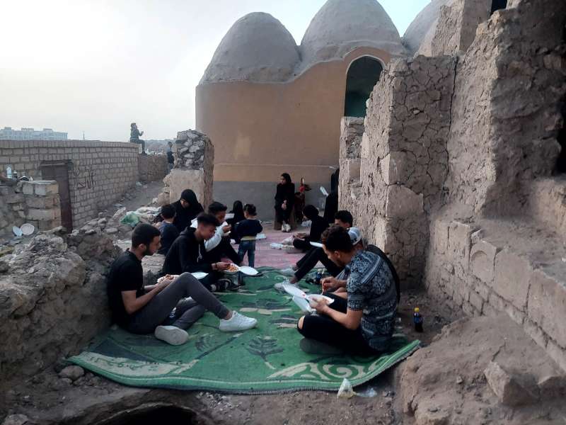 طلاب صيدلة يتناولون الإفطار أمام قبره زميلهم_مصدر الصورة_الطريق