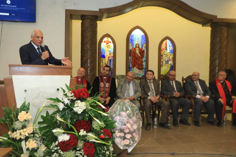 محافظ الجيزة يحضر قداس عيد القيامة بالكنيسة الإنجيلية «صور»