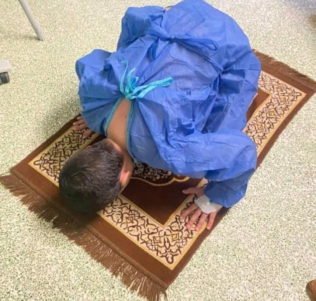 الطفل زياد أثناء أداء الصلاة_مصدر الصورة_سوشيال 