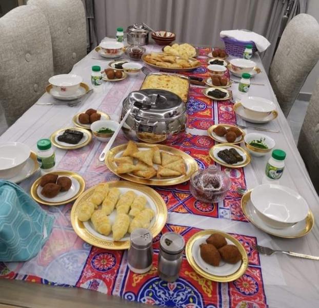 افطار اعده شاب لأصدقاءه_مصدر الصورة_سوشيال