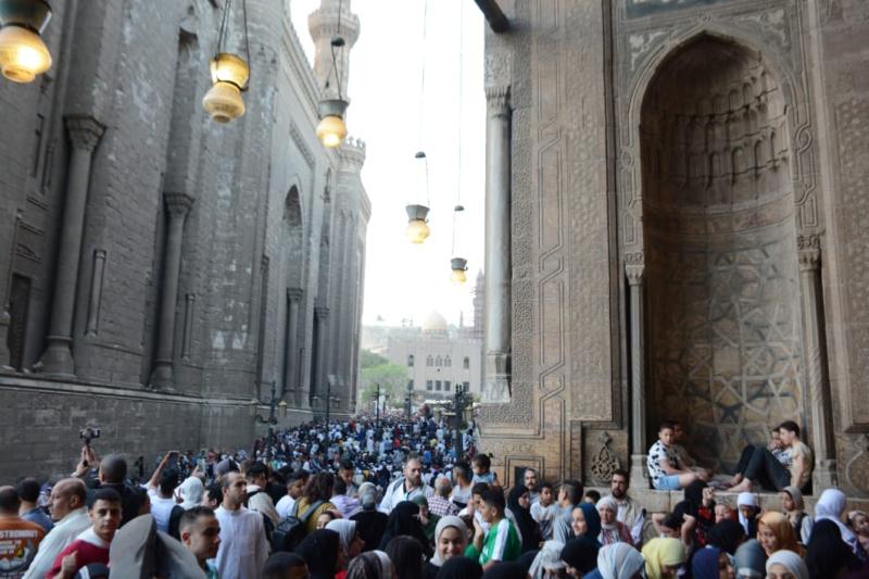 توافد المصلين إلى مسجد السلطان حسن لأداء صلاة عيد الفطر المبارك