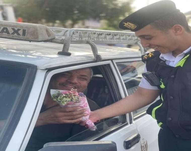 الشرطة توزع الهدايا على المواطنين في عيد الفطر