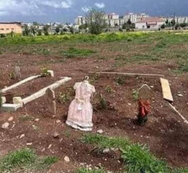 أب يضع فستان العيد على قبره ابنته_مصدر الصورة_سوشيال