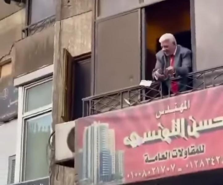 مهندس يثير غضب السوشيال ميديا بعد توزيعه العيدية من نافذة مكتبه