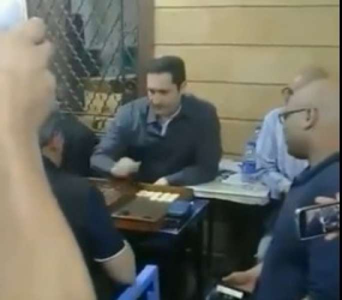نجل مبارك يلعب النرد على أحد مقاهي إمبابة.. ونشطاء: معلم يا علاء