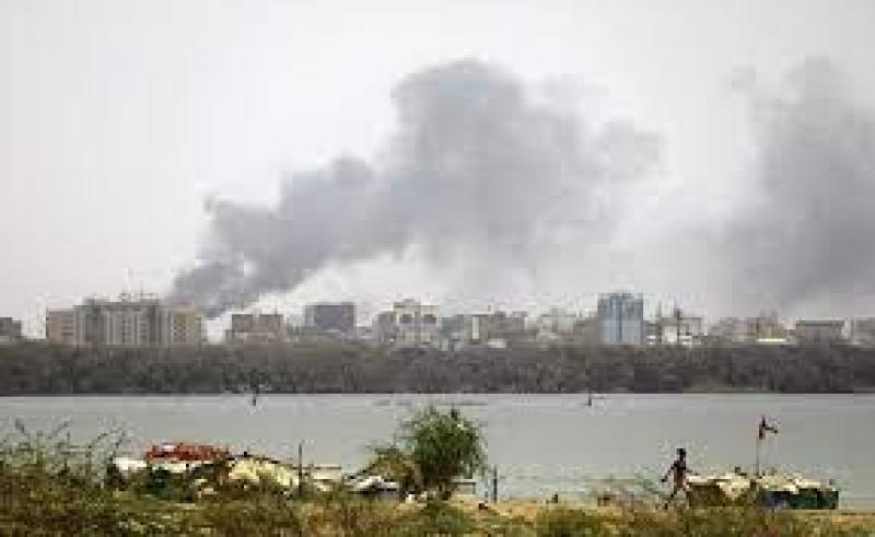 دوي انفجارات وتصاعد أعمدة الدخان في مطار الخرطوم